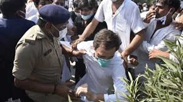 धक्कामुक्की के बाद उप्र पुलिस की हिरासत में राहुल और प्रियंका